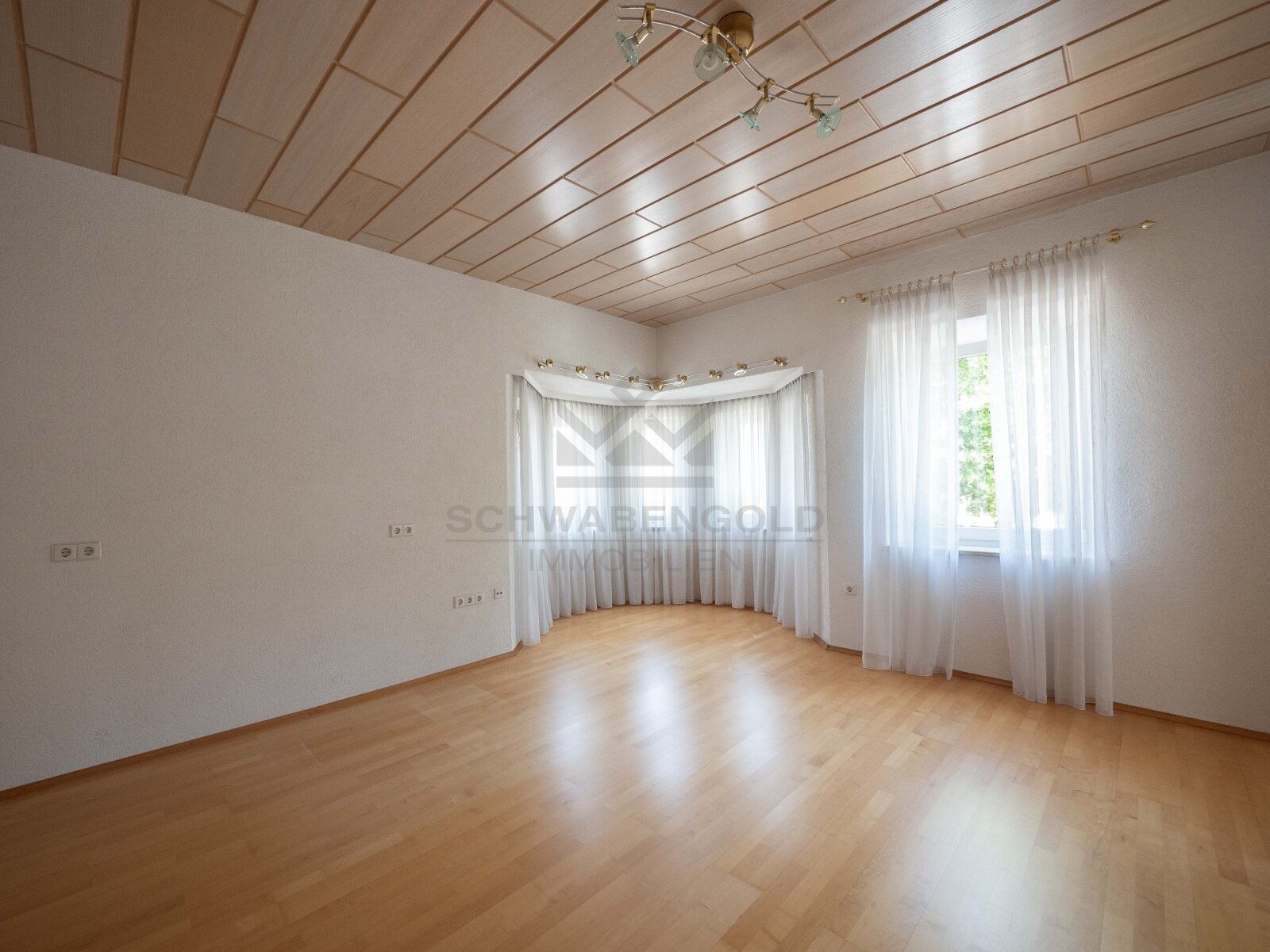 Architektonisches Juwel im Herzen von Illertissen – Verleihen Sie diesem außergewöhnlichen Dreifamilienhaus neuen Glanz