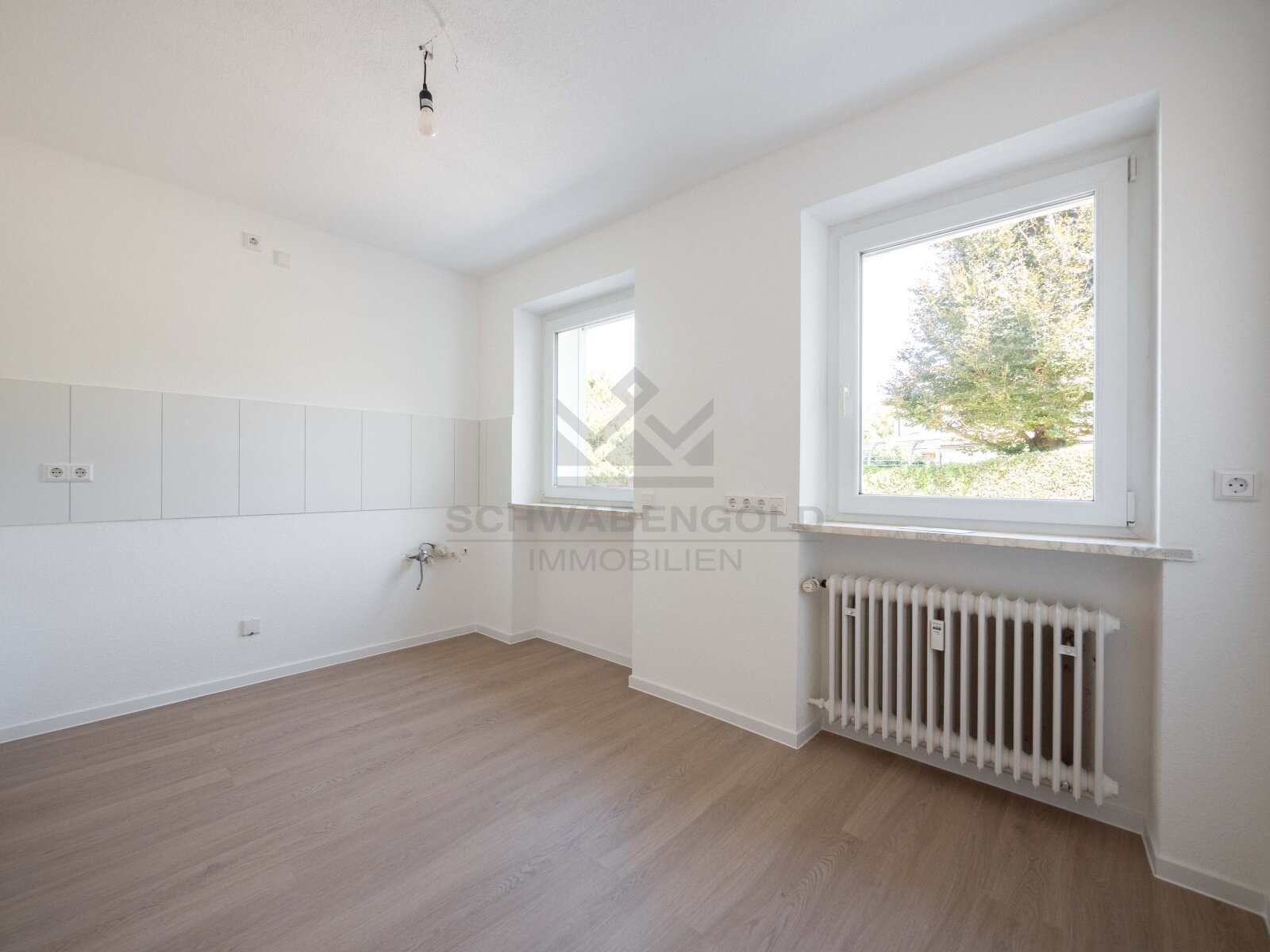 Fast wie ein eigenes Haus: 4,5 Zimmer mit Privatgarten, Garage &amp; frisch renoviert in Günzburg (003-047) — Küche