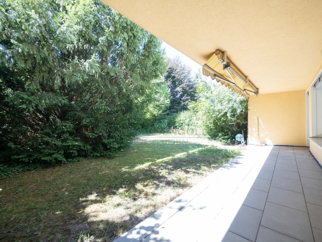 Fast wie ein eigenes Haus: 4,5 Zimmer mit Privatgarten, Garage &amp; frisch renoviert in Günzburg (003-047) — Terrasse mit eigenem Garten