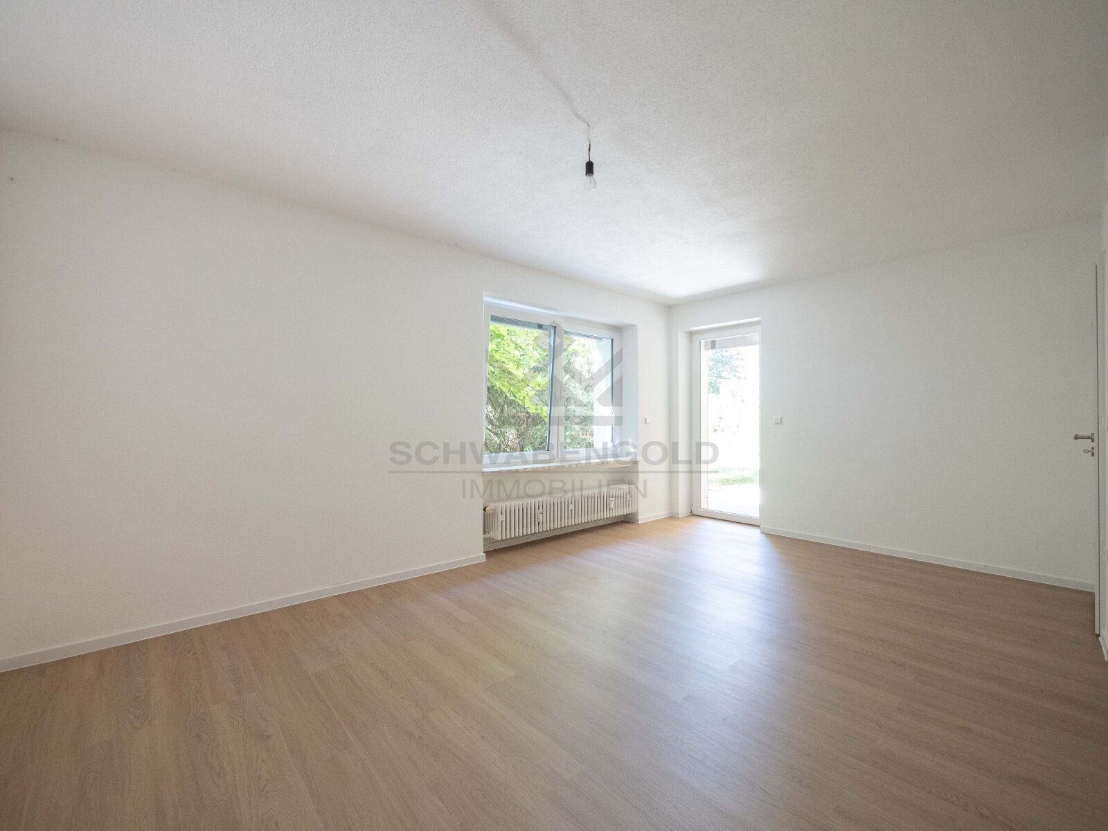 Fast wie ein eigenes Haus: 4,5 Zimmer mit Privatgarten, Garage &amp; frisch renoviert in Günzburg (003-047) — Schlafzimmer